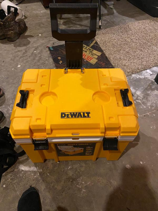 DEWALT DWST17824 DEWALT TSTAK WHEELED COOLER / Cooler Volume 30 Quarts (7.5  Gallons) / Load Capacity 66 pounds