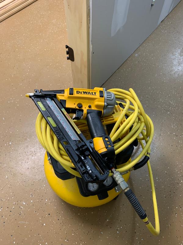 DEWALT Clavadora de acabado neumática, calibre 15, 1/4 pulg., con cable  (DWFP72155)