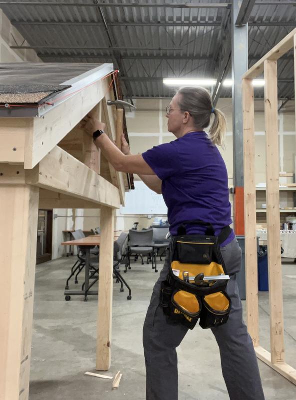 Pouch fits comfortably for working.