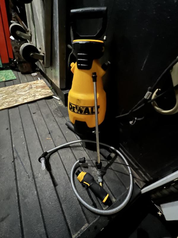 Manual Pump Sprayer 2 gal DEWALT