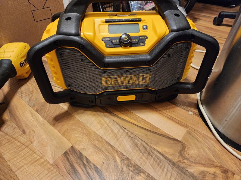 DEWALT 20-volt Max Cordless Bluetooth Compatibility Jobsite Radio