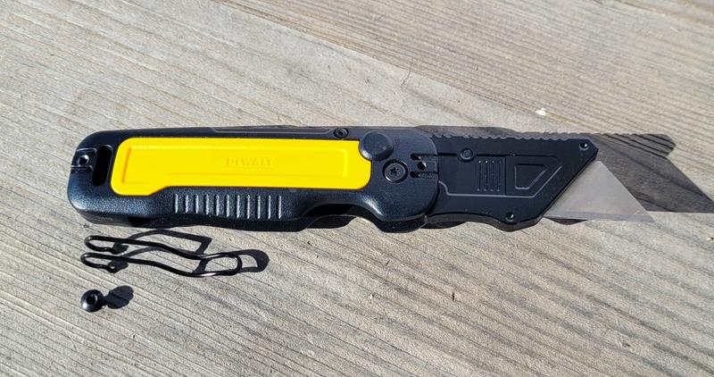 Pocket clip mounting positions on either end of handle. Pocket clip mounts with a T10 screw.