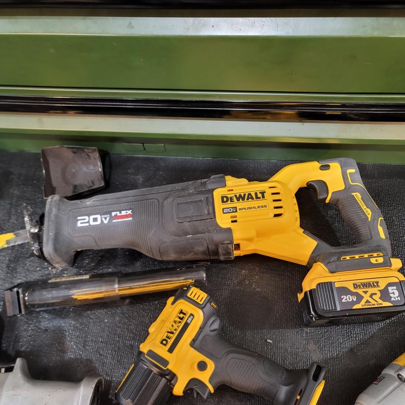 DEWALT 20V MAX XR Cordless Brushless Reciprocating Saw and 1/2 in