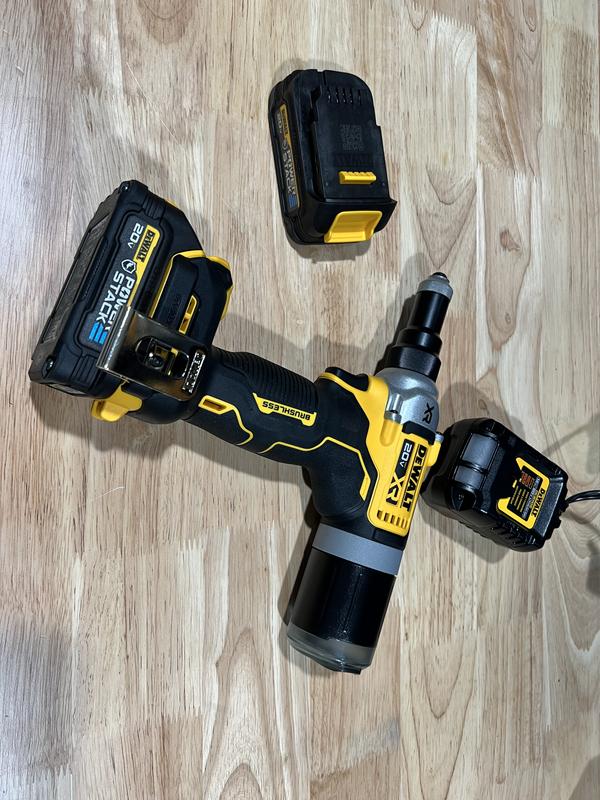 DEWALT Herramienta de remache inalámbrica MAX XR de 20 V, 1/4 de pulgada,  batería y cargador incluidos (DCF414GE2)