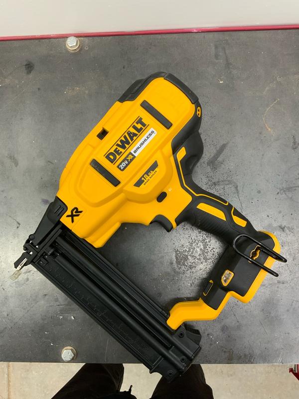 20v dewalt 18 gauge best sale brad nailer