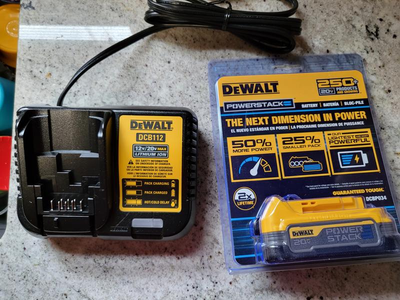 DEWALT Kit de inicio MAX* de 20V con batería compacta POWERSTACK™ y  cargador (DCBP034C)