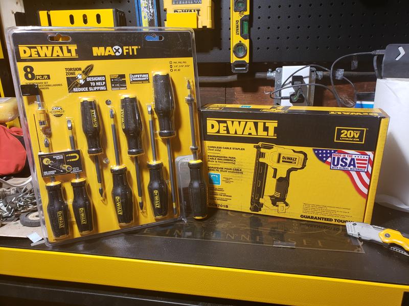 Dcn701b dewalt 20v online max cordless cable stapler