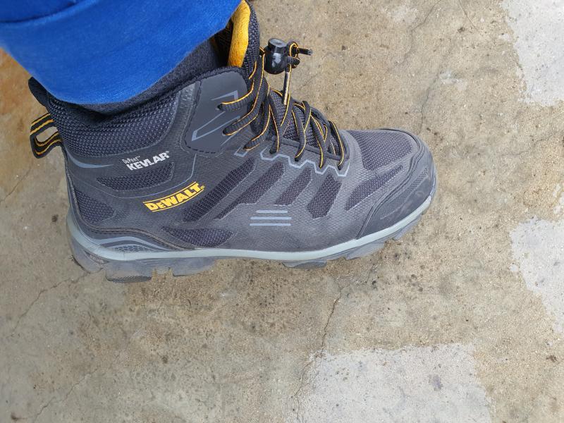 dewalt crossfire safety boots