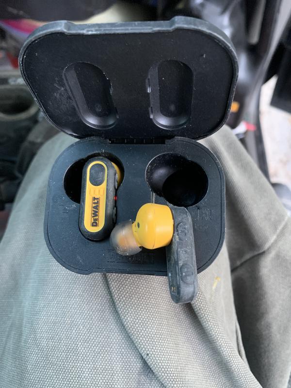 Dewalt best sale earbuds review