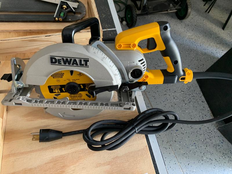 DEWALT 15-Amp 7-1/4-in Worm Drive Corded Circular Saw in the