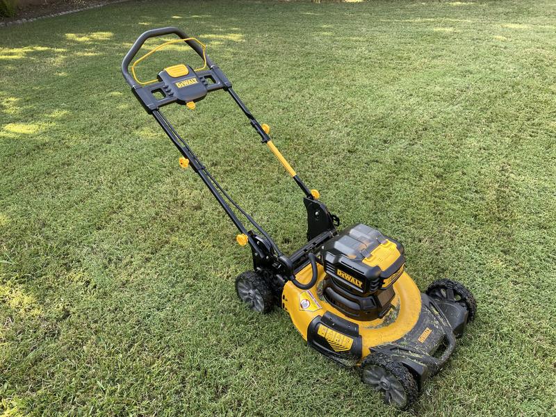 DEWALT 20V MAX 21.5 in. Battery Powered Walk Behind Push Lawn Mower with  (2) 10Ah Batteries & Charger DCMWP233U2 - The Home Depot