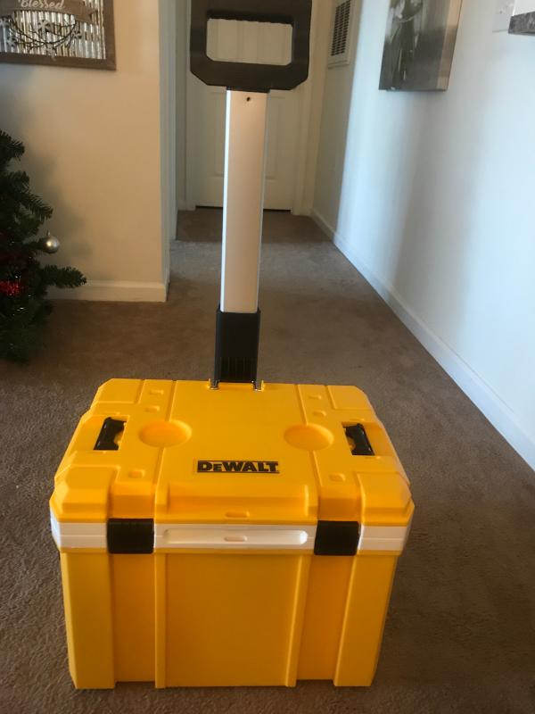 DEWALT DWST17824 DEWALT TSTAK WHEELED COOLER / Cooler Volume 30 Quarts (7.5  Gallons) / Load Capacity 66 pounds