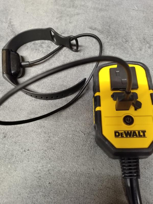DeWALT Dxaepi140 Inverter Di Corrente 140W – Trasforma La 12V Della Tua Auto In Una Presa 120V Con Doppia Porta USB - 2