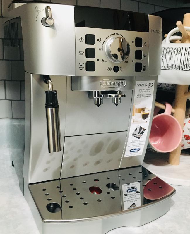 DELONGHI MAGNIFICA XS BEAN TO CUP ESPRESSO MAKER IN BOX - Earl's Auction  Company