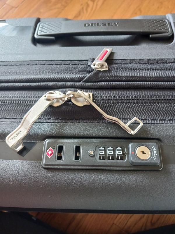 Customer photo for "Excellent lightweight spinning carry on"