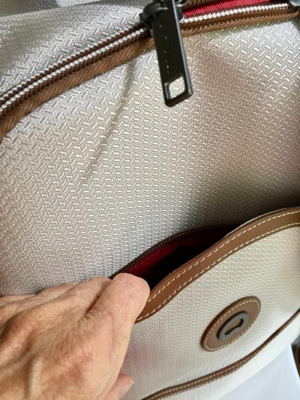 Front zippered pocket, looks very concealed!