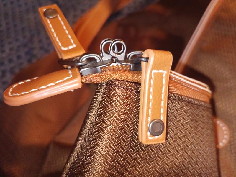 In-between the zipper's is room for a lock to lock your tote!