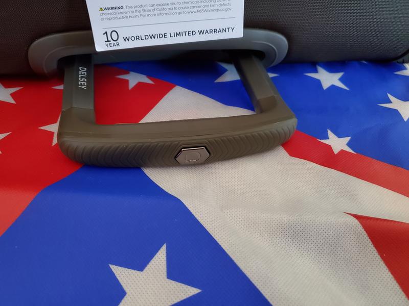 Adjustable height handle with comfort grip