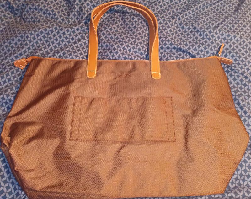 Sleeve on back of tote to put over luggage!