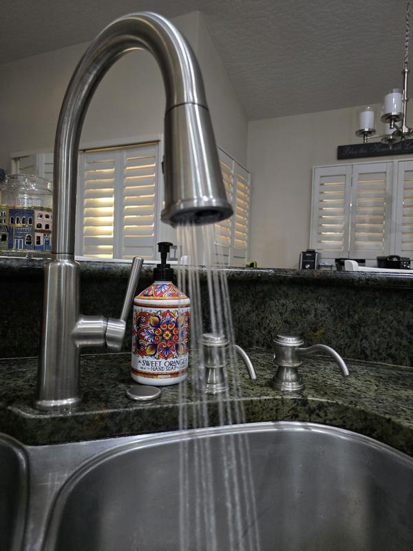 Delta Finnridge Stainless Steel Single Handle Deck-mount Pull-down