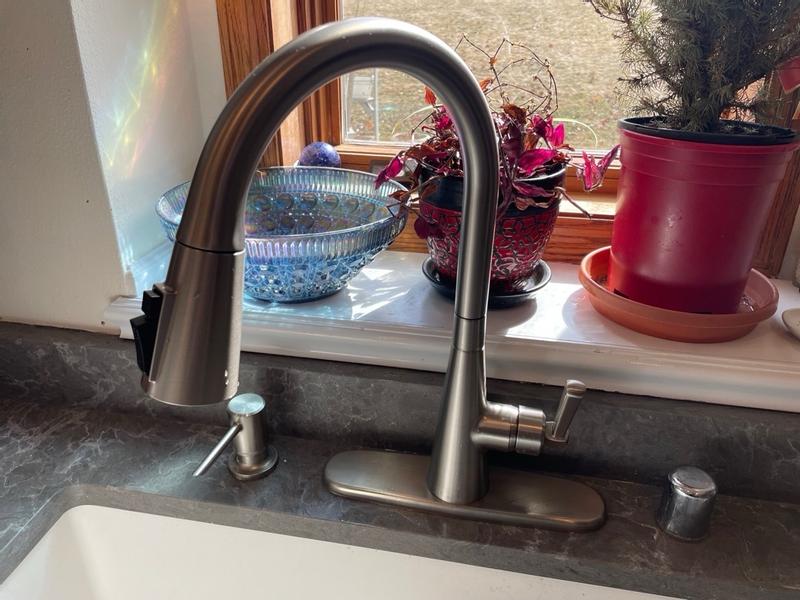 Delta Boyd : Single Handle Pull-Down Kitchen Faucet With Soap Dispenser And ShieldSpray Technology - SpotShield Stainless