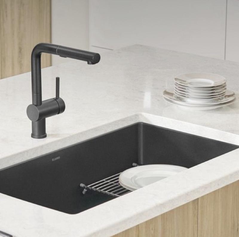 Single Handle Pull-Out Kitchen Faucet 16879-CZ-DST | Delta Faucet