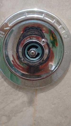 center screw seems short.