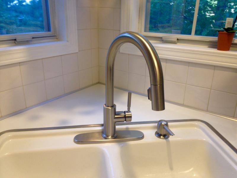 Single Handle Pull Down Kitchen Faucet with Touch2O Technology and