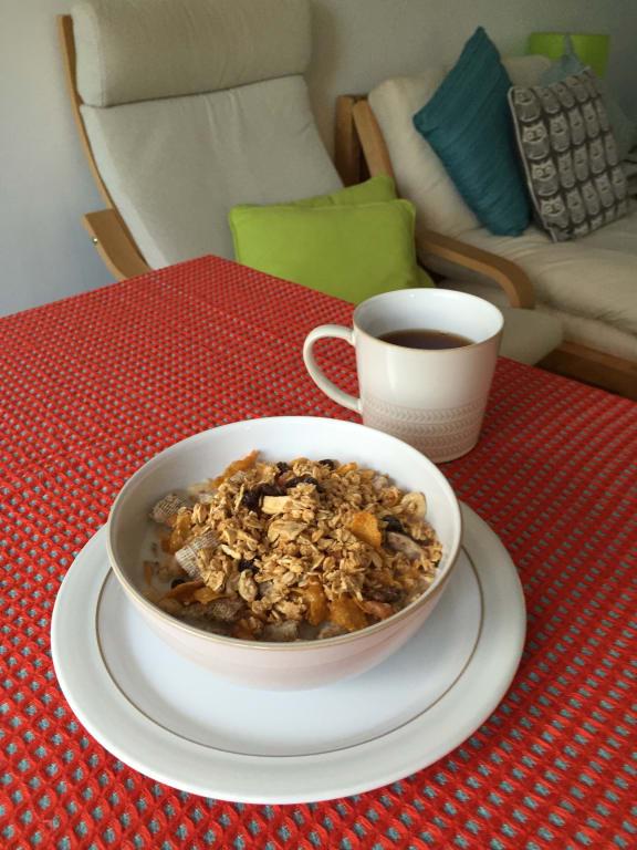 Cereal bowl on a medium plate - nice!