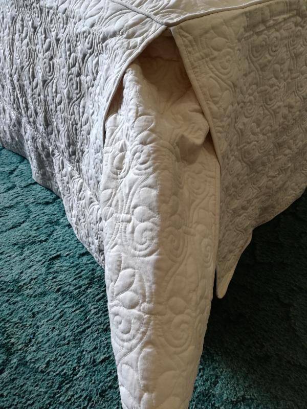 Corner flaps on each side.