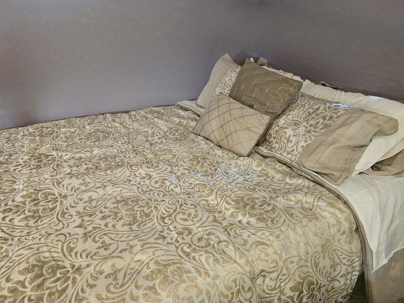 Handsome complete set including accent pillows