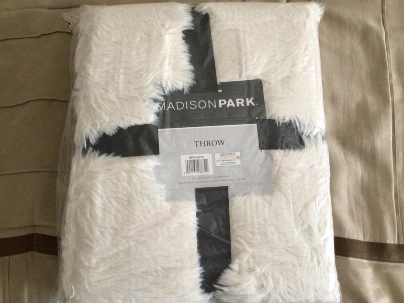 Magaschoni faux fur off white throw popular !