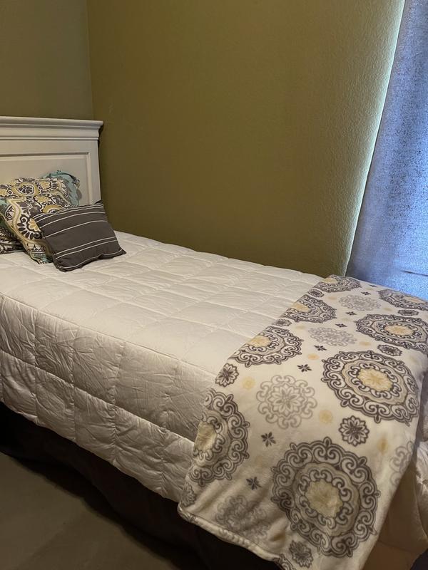 Twin bed comforter with a nice hang