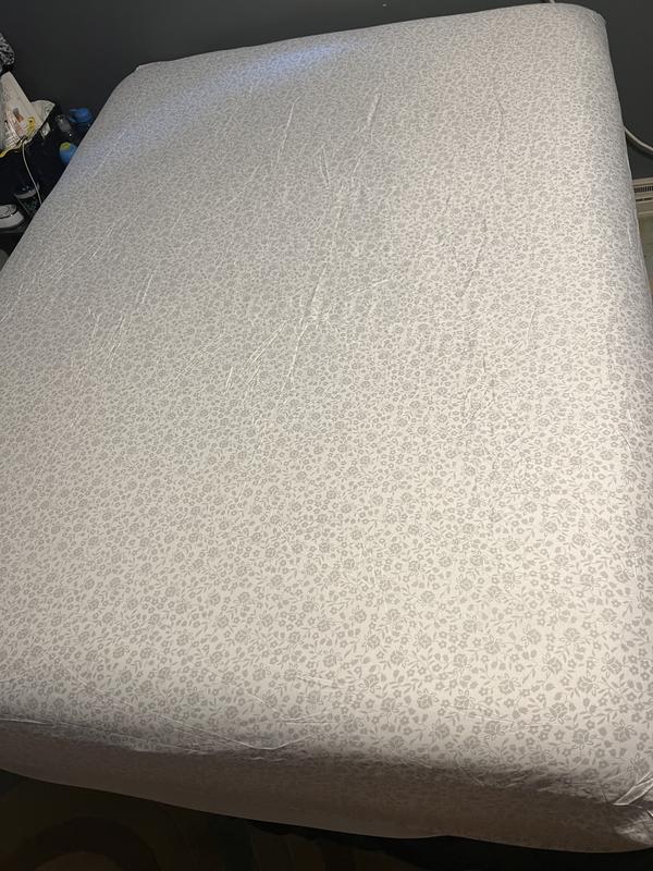 The fitted sheet actually fits on my queen pillow top mattress