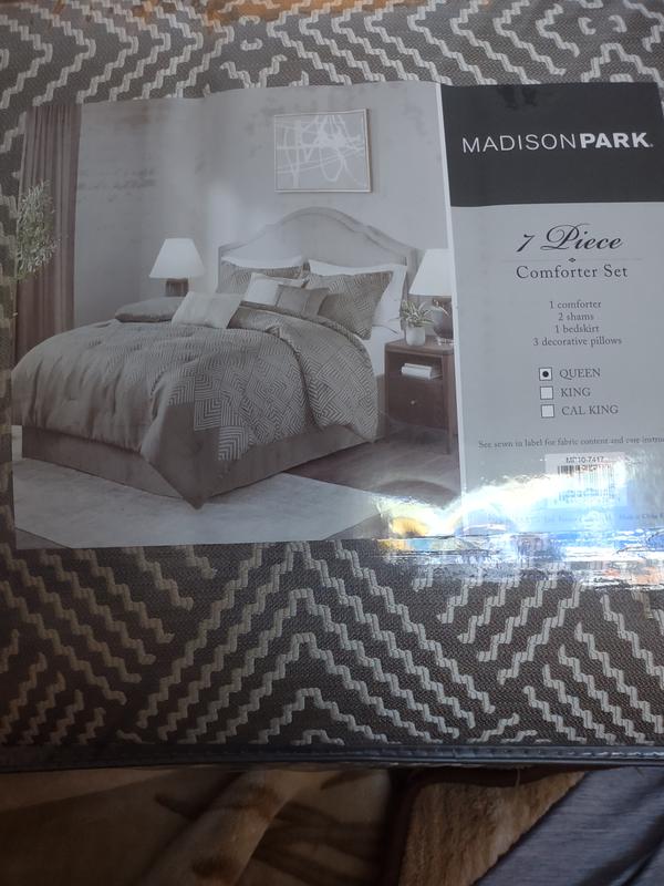 It comes in this storage bag