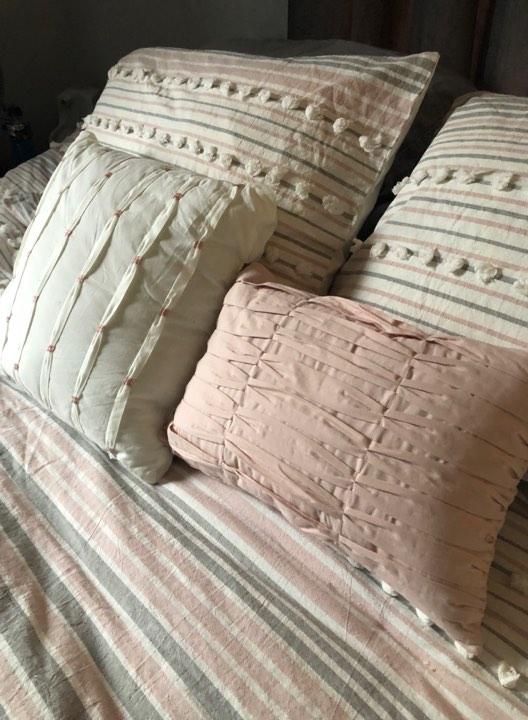 Love the accent pillows!