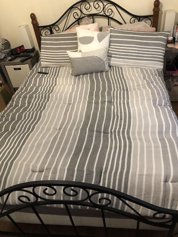 Such a gorgeous comforter set