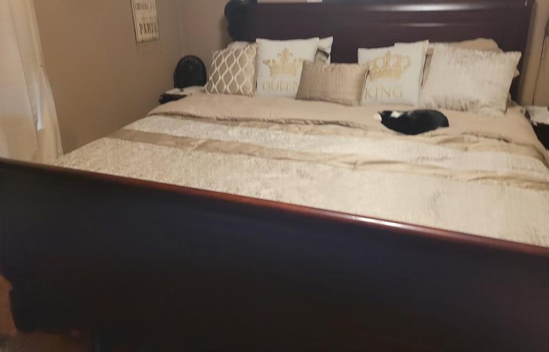 Beautiful bedspread & pillows