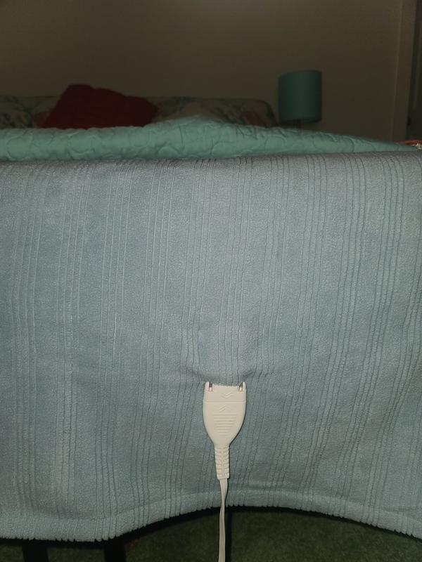 How the cord connects to the blanket.
