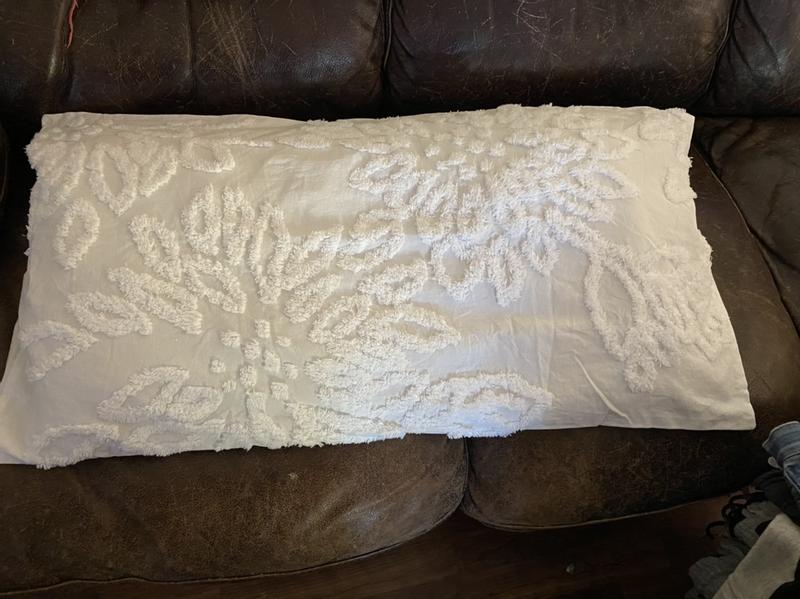 This is the chenille pattern on this set, as you can see on this pillow sham, ( I place on dark leather sofa so you could see better), it’s quite beautiful!