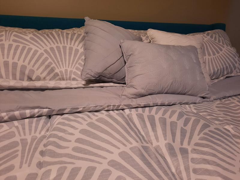 Great contrast with the pillows