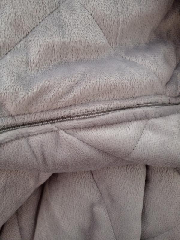 Beautyrest. 100 Polyester Solid Quilted Mink Weighted Blanket. Bed