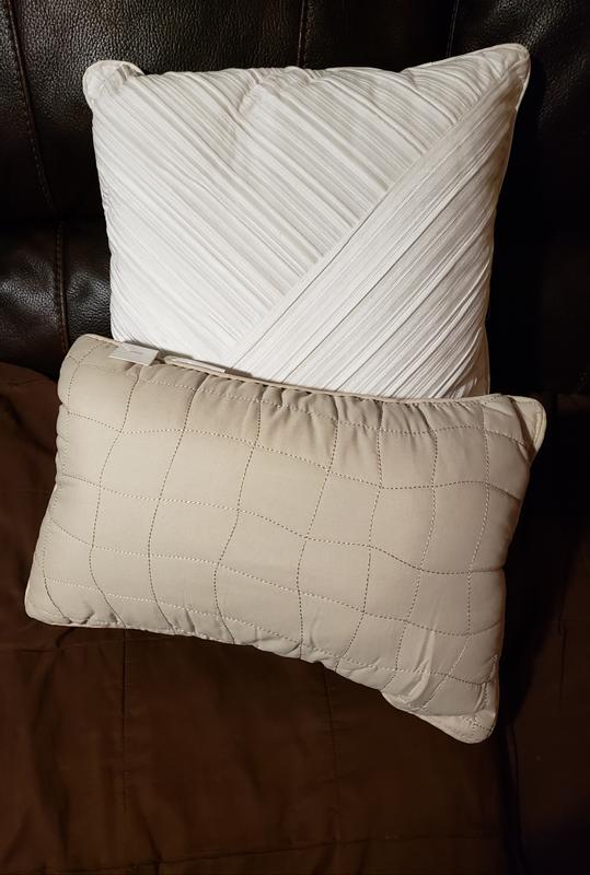 2 decorative pillows