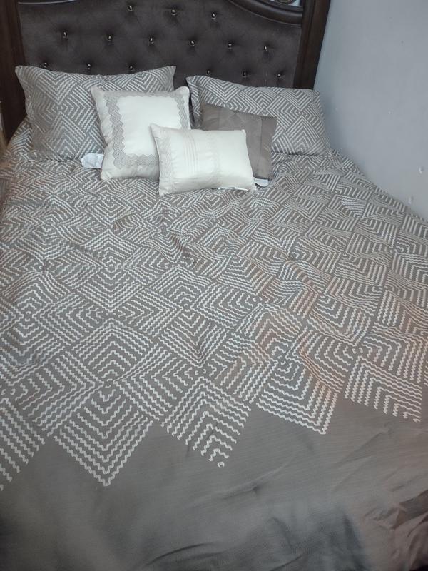 This is how it looks all together on my bed