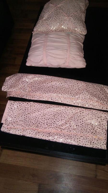 2 shams and 2 Dec pillows