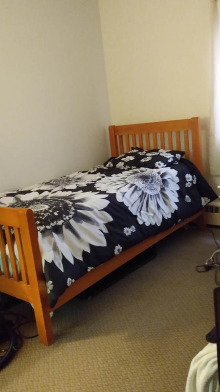 Thebblack/white is simple but the flowers pop!