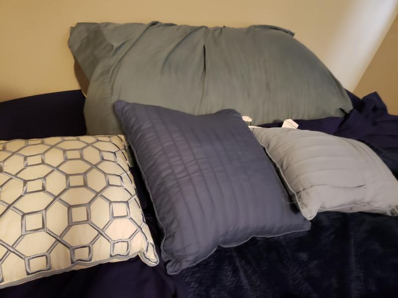 3 decorative pillows