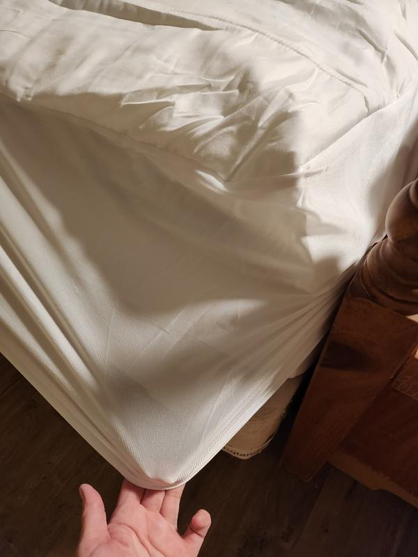 Deep pocket, easy to put on Mattress
