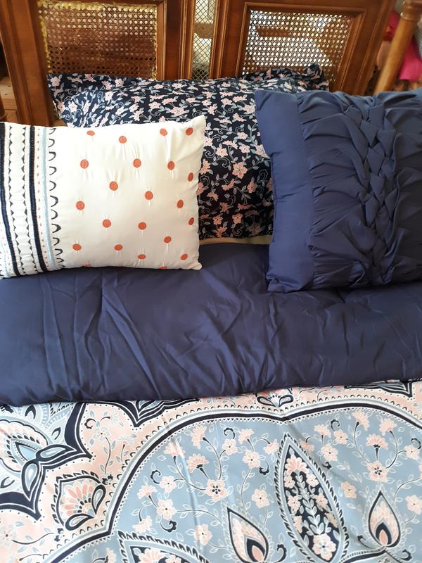 2 decorative pillows with the Sham