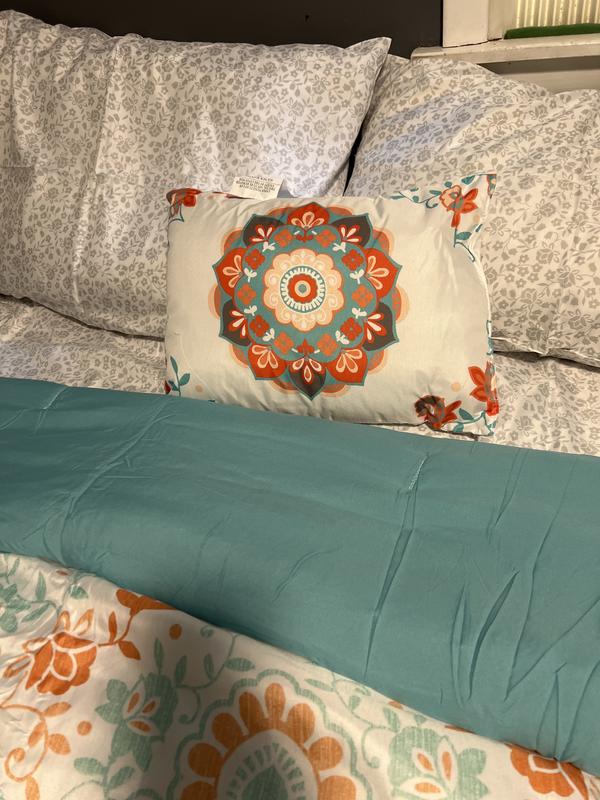 Love the accent pillow